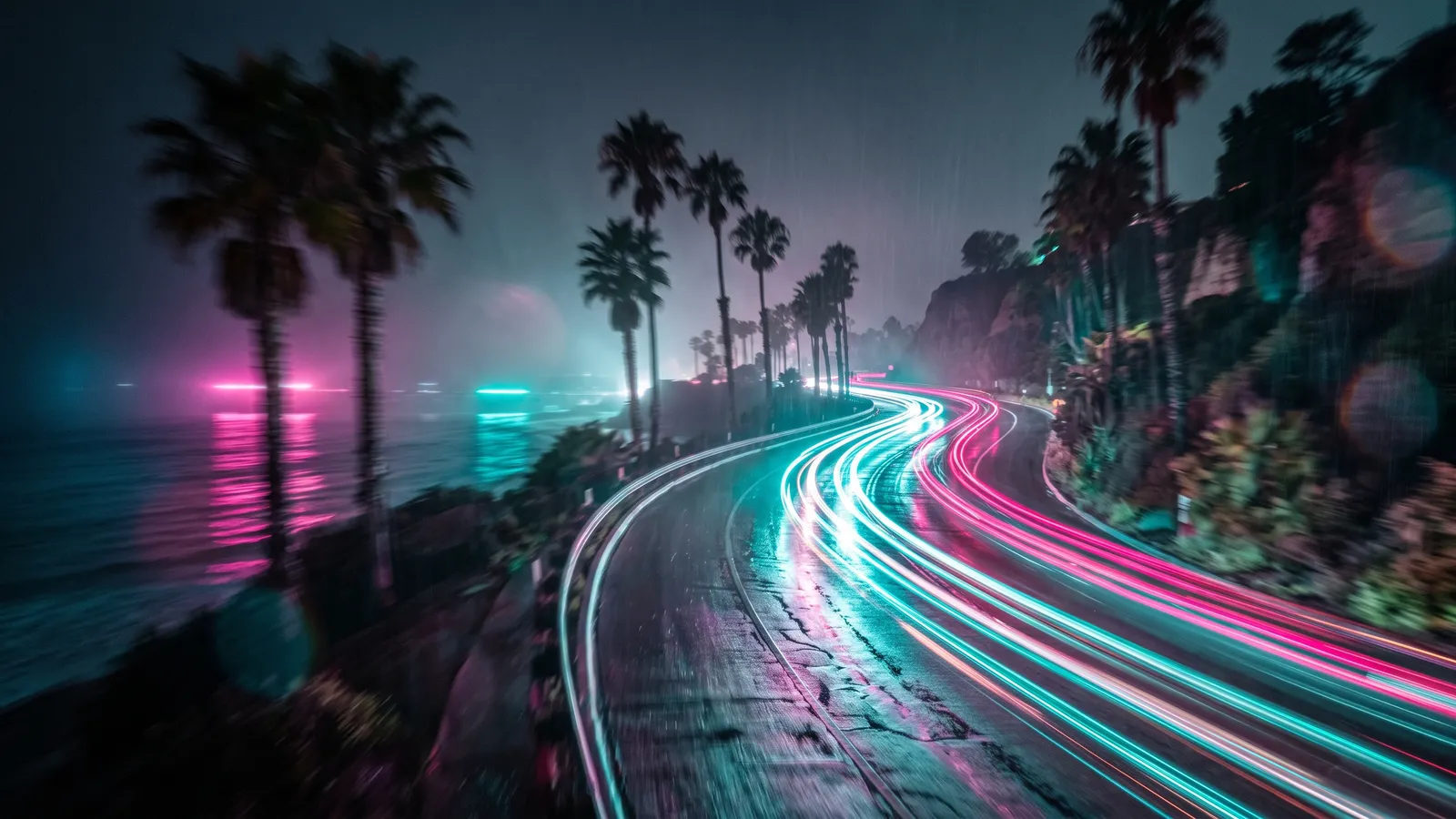 Ilustración de luces de coches por una carretera costera de noche